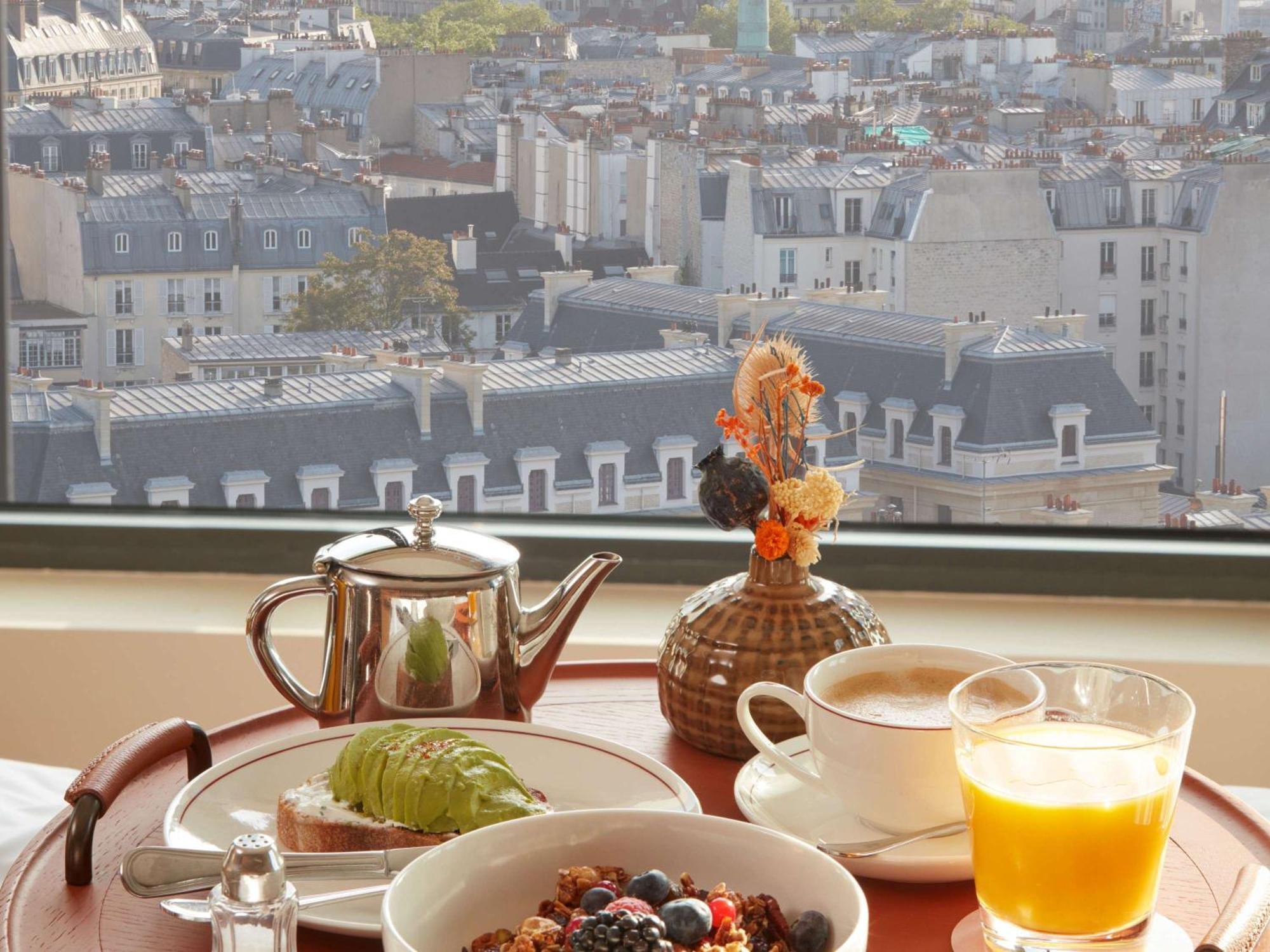 So/ Paris Hotel Eksteriør billede Breakfast at the Hotel