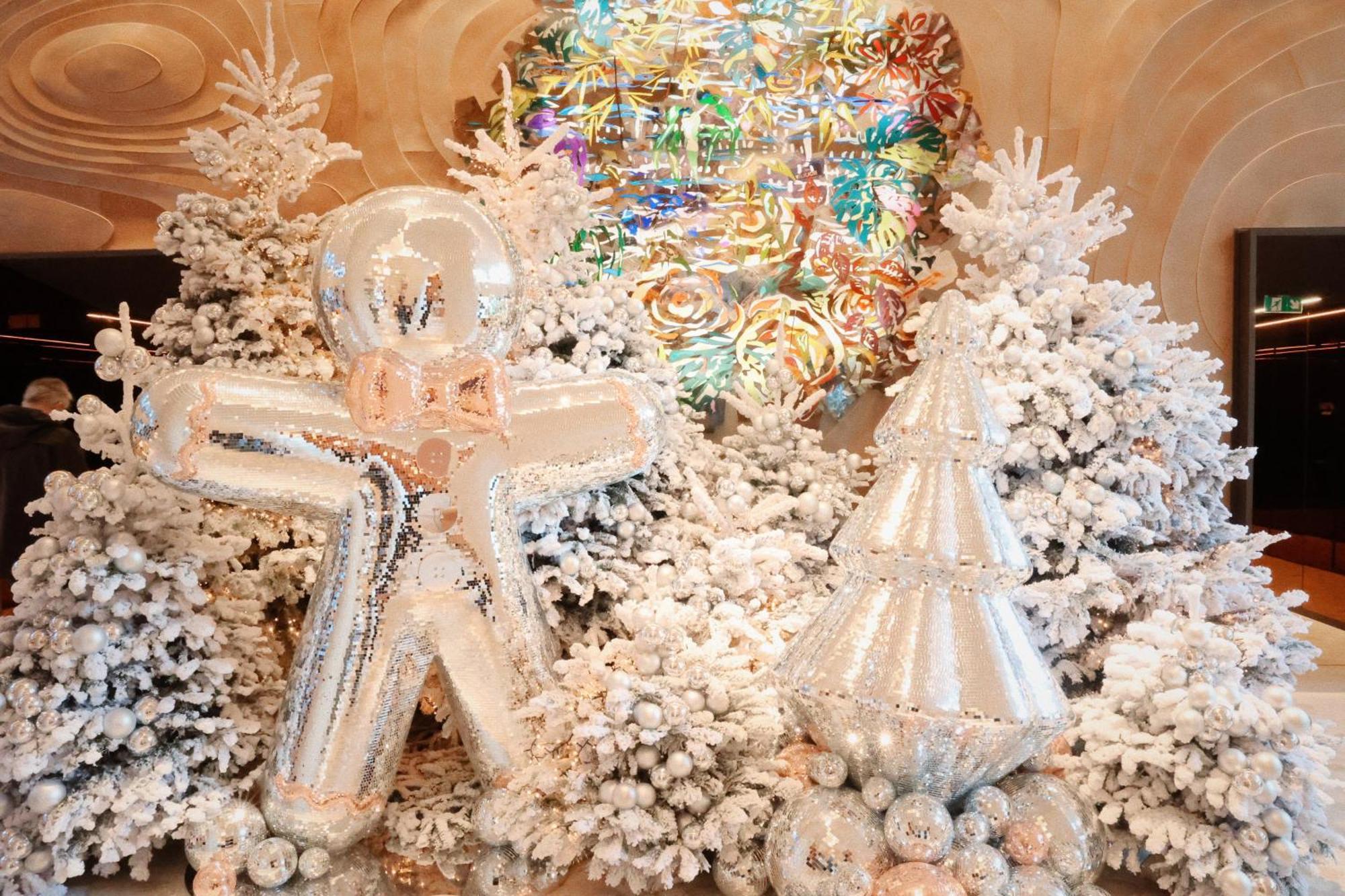 So/ Paris Hotel Eksteriør billede Christmas tree at the Four Seasons Hotel, Seoul, South Korea