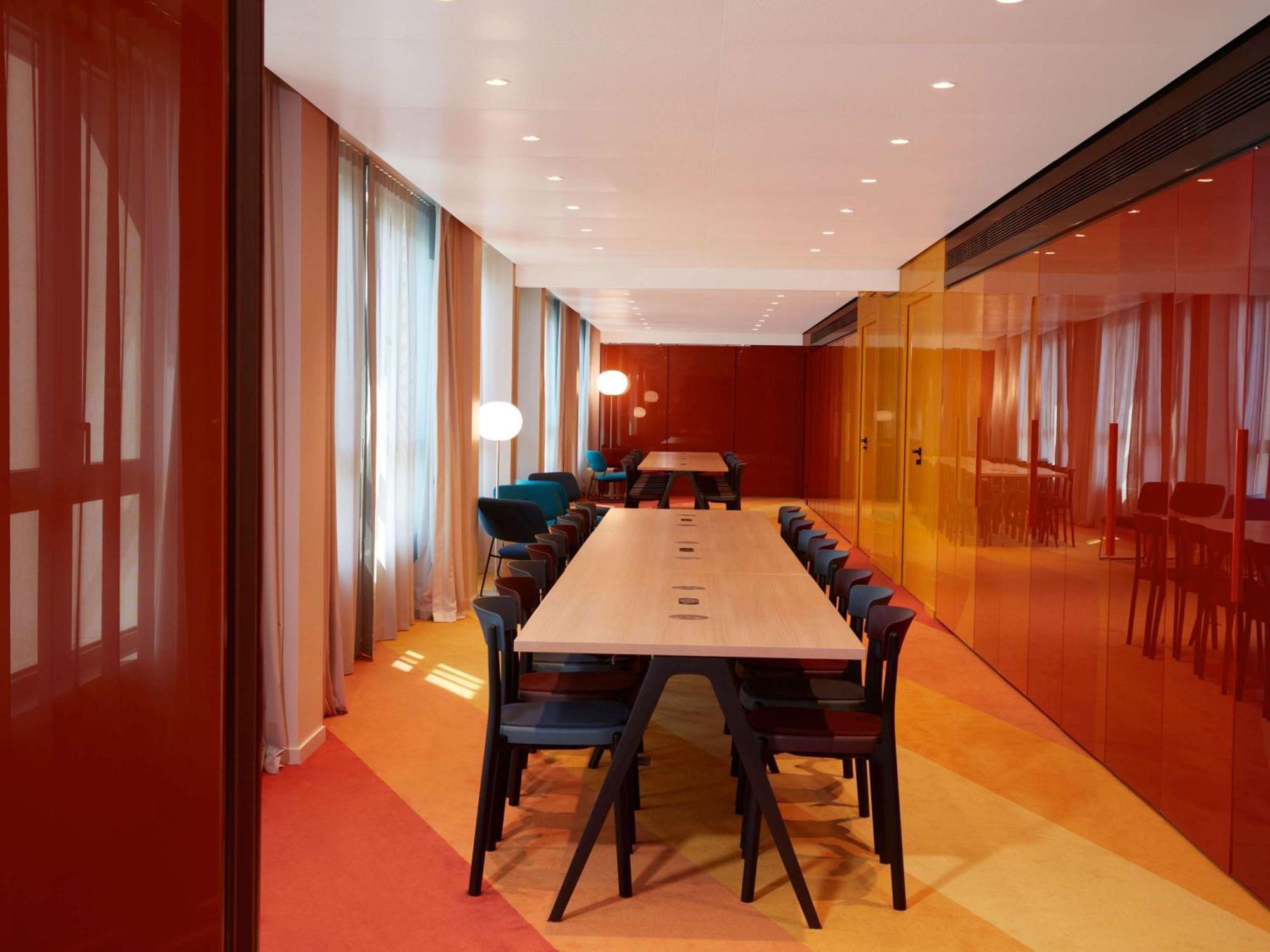 So/ Paris Hotel Eksteriør billede The interior of the library