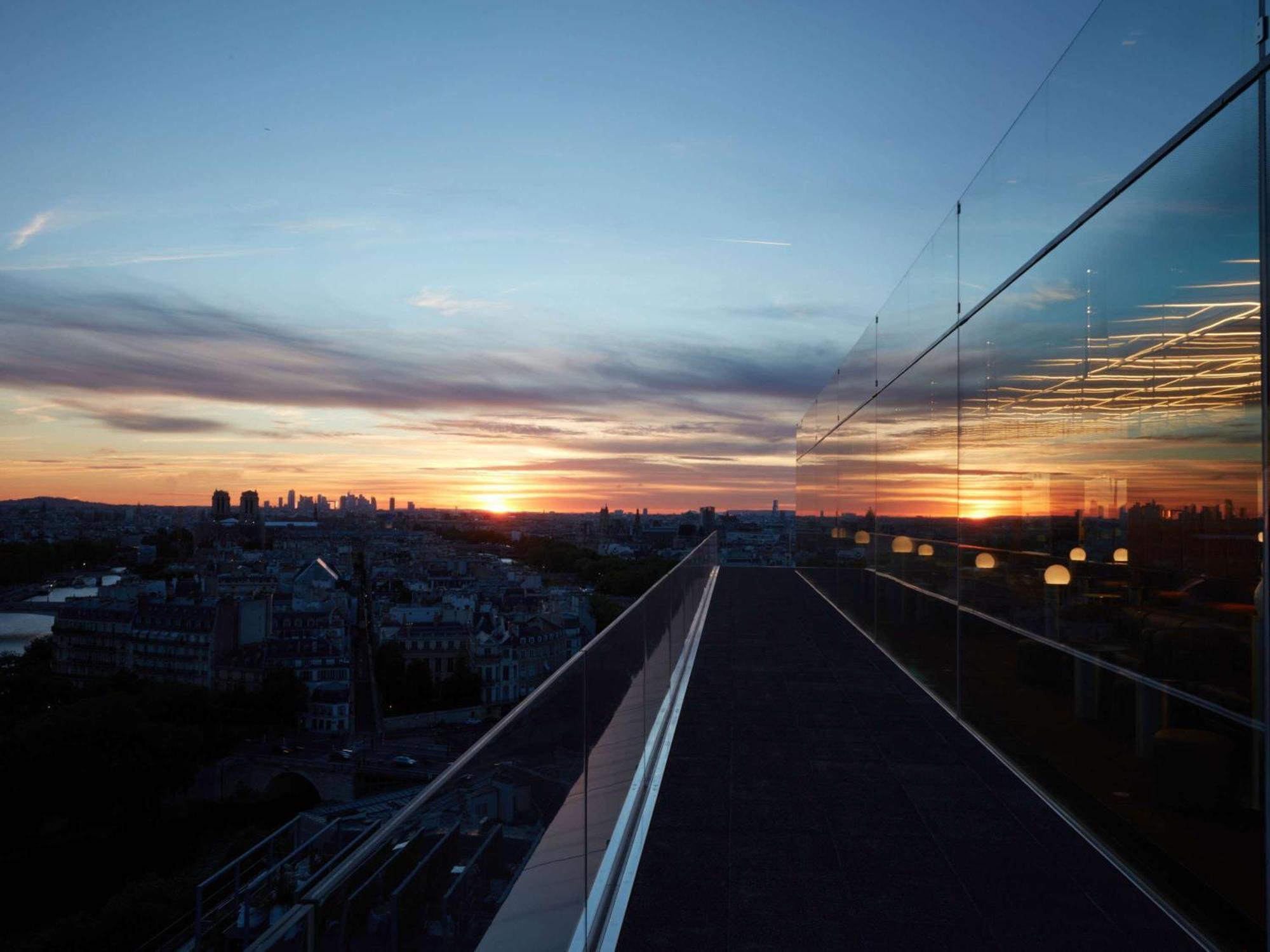 So/ Paris Hotel Eksteriør billede Sunset over the tracks