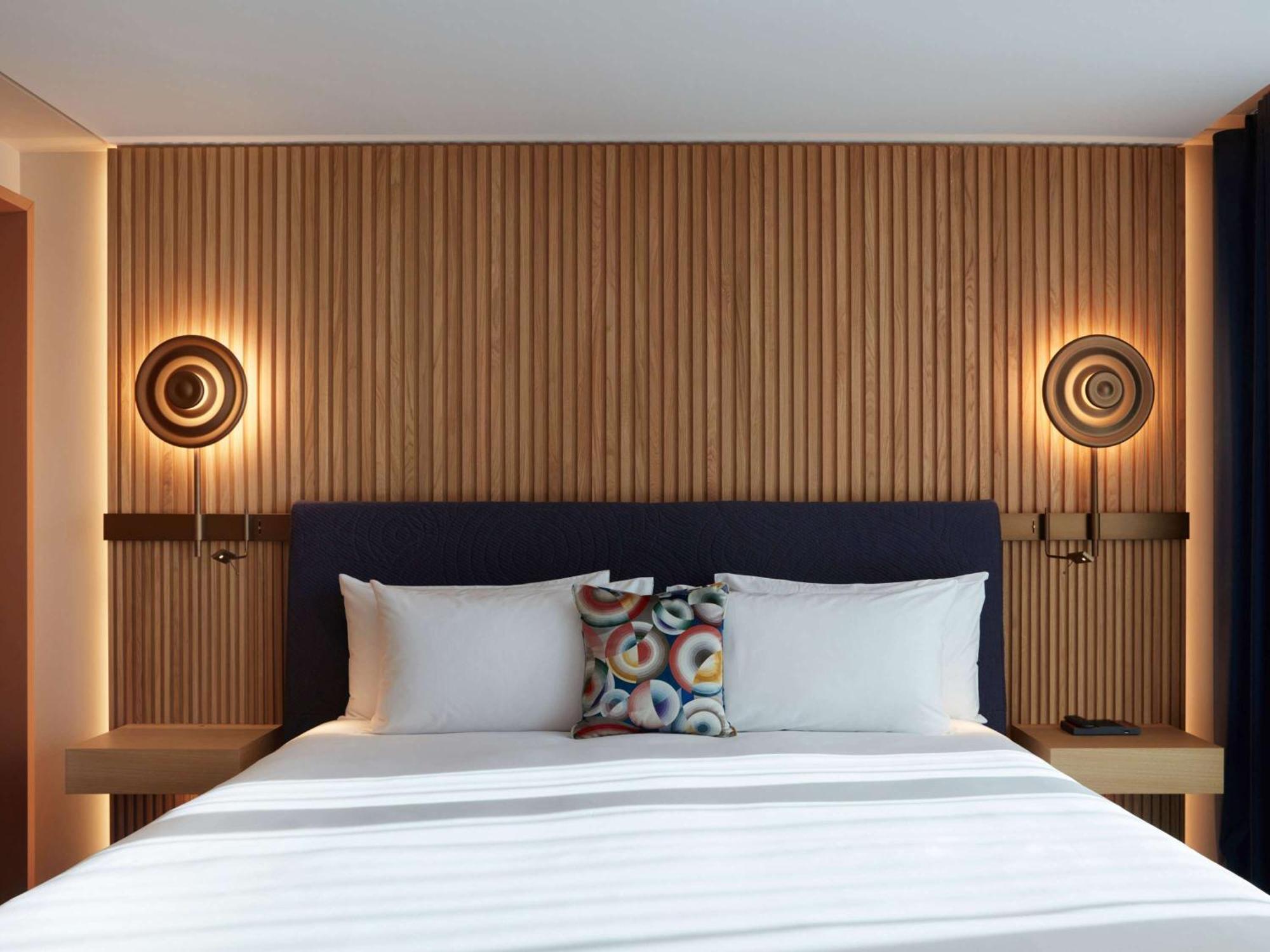 So/ Paris Hotel Eksteriør billede A bedroom at the hotel